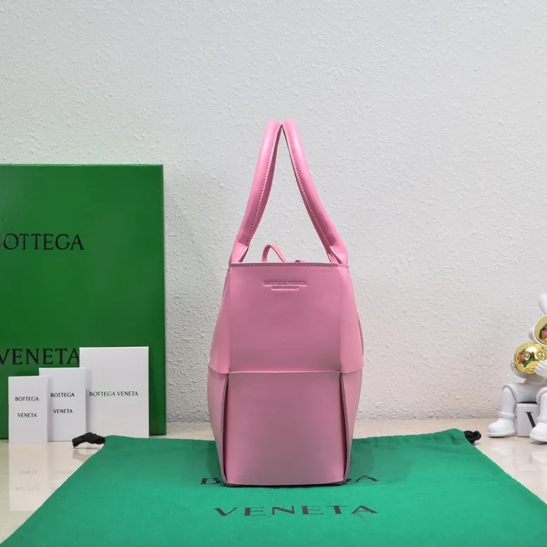 Batch 1760 medium arco, BottegaVeneta# official website latest sheepskin with inner sheepskin SLIP tote handbag, and the logo has been changed to the side panel😍The oversized woven design really makes it a huge gap from ordinary tote bags🔗🔗Different color combinations inside and outside ⛓Daniel Lee leads the brand's DNA to continue to evolve with fresh inspiration🧬🧬showing a balanced style of luxury and reality👉: 30*20*12 Model: 9893#